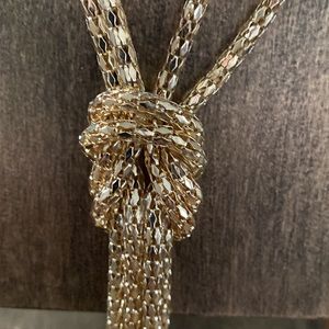 Ladies necklace aprox 18 inches long, gold in color super shiny., beautiful 😎